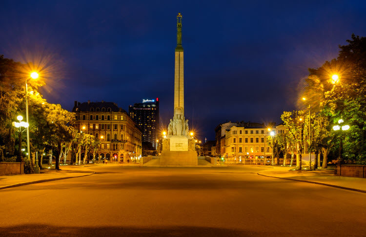 The Riga Freedom Monument appears to have no people visiting it when using a long shutter speed