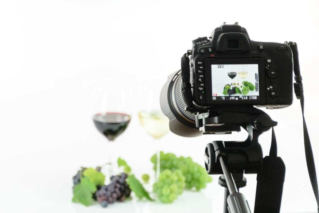 A DSLR setup on a tripod to take a food photograph