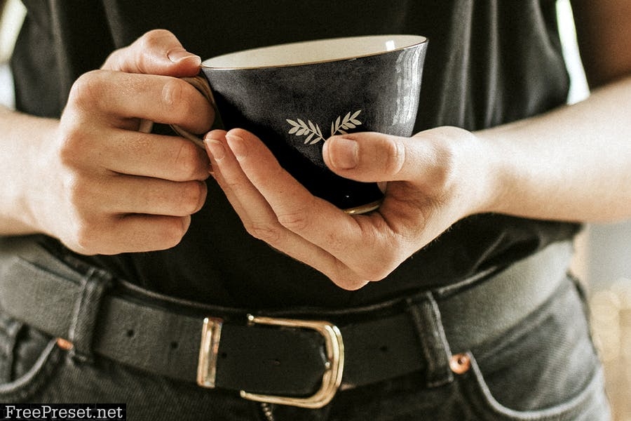 Woman with a tea cup mockup in her hands psd BNHLK5E