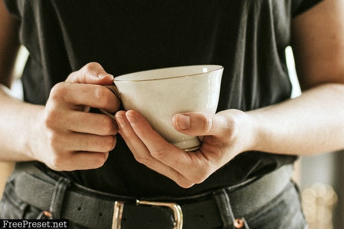 Woman with a tea cup mockup in her hands psd BNHLK5E