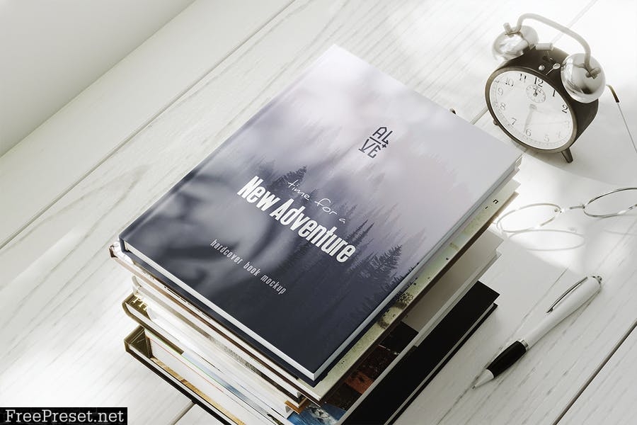 Hardcover Book Mockup 75LZW7Y